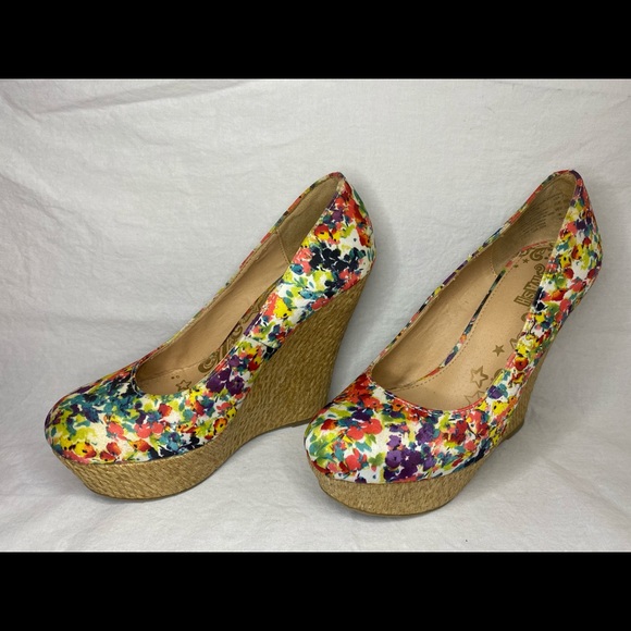 Brash Floral Wedges - Picture 4 of 6